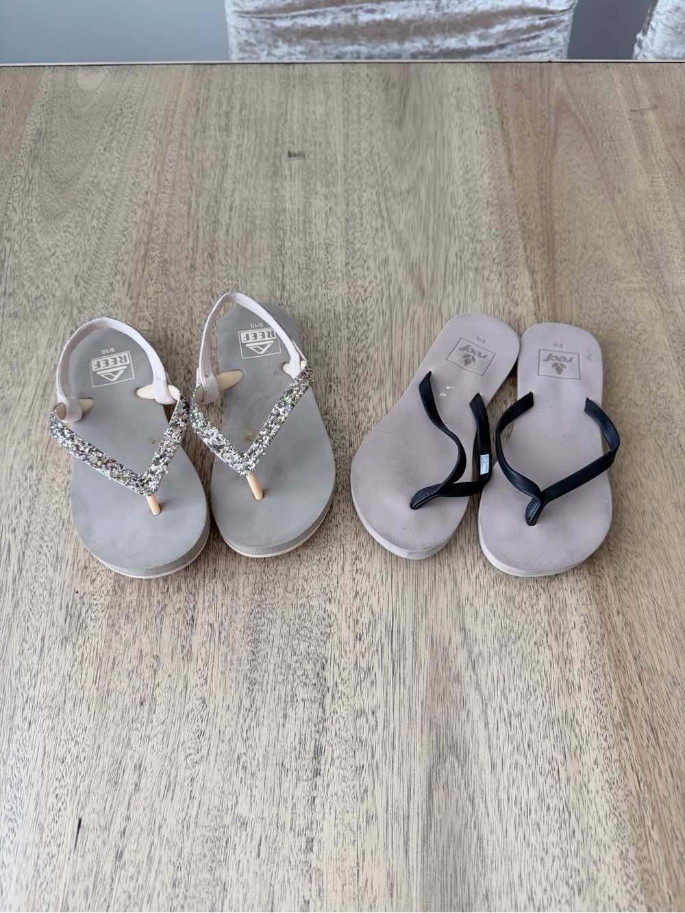 Reef Kids Beige Footbed Flip Flop Duo with Pink Glitter and Black Straps 9/10